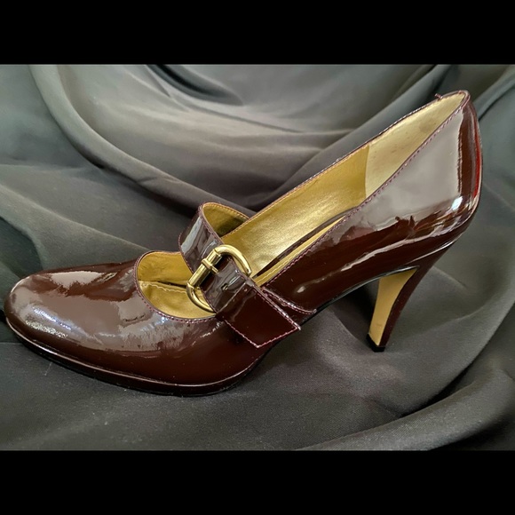 Brown Patent Mary Jane Heels 👠 - Picture 2 of 6